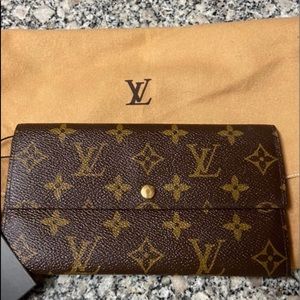 Louis Vuitton Sarah Wallet in classic monogram